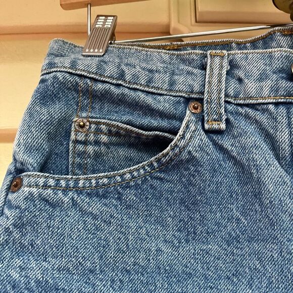 Levi’s blue denim shorts, front pockets, zipper closure, hem fringes, 25 - Picture 3 of 7